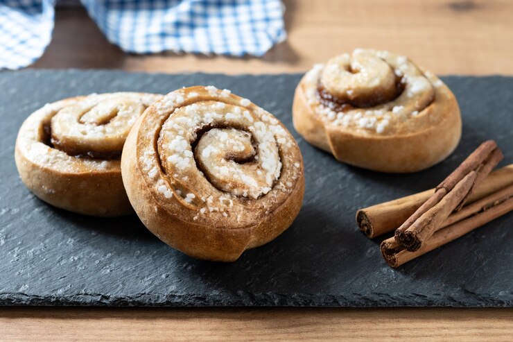 Free Photo cinnamon rolls buns on wooden table kanelbulle swedish dessert