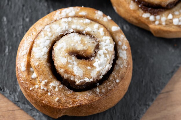 Булочки с корицей на деревянном столе Шведский десерт Kanelbulle