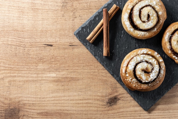 Foto gratuita involtini di cannella panini su tavola di legno kanelbulle dessert svedese