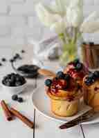 Free photo cinnamon rolls on plate arrangement