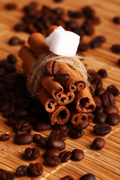 Бесплатное фото Палочки корицы и кофейные зерна