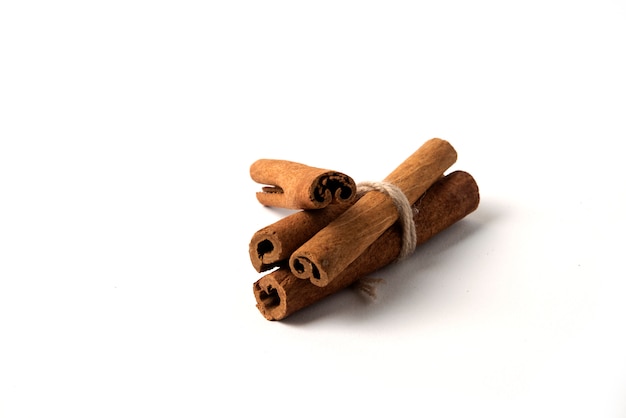 Free photo cinnamon sticks wrapped with a rustic thread