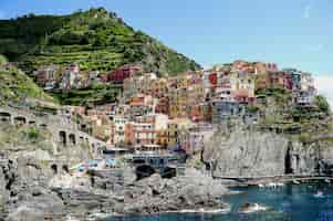 Foto gratuita parco nazionale delle cinque terre circondato dal mare sotto la luce del sole in italia