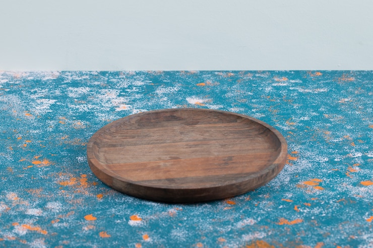 Free Photo circle cutting board made from oak tree
