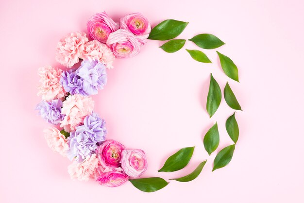 Circle frame with flowers and leafs