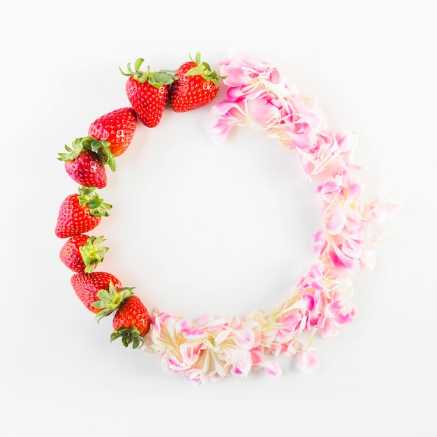 circle from strawberries and petals