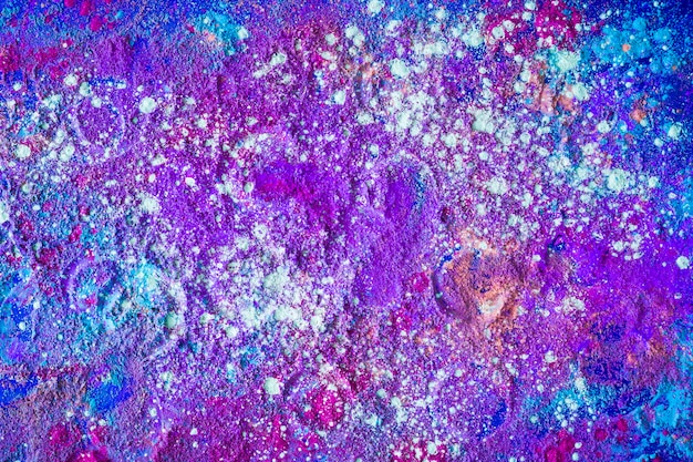 Бесплатное фото Круговые отпечатки на пурпуровом порошке
