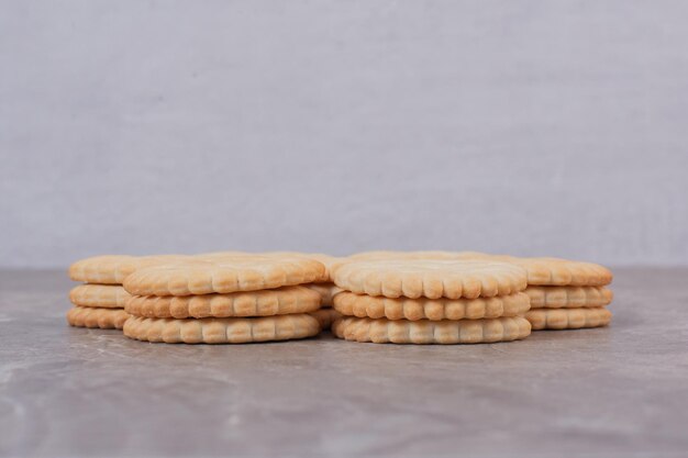 Бесплатное фото Круг вкусное печенье на белом столе