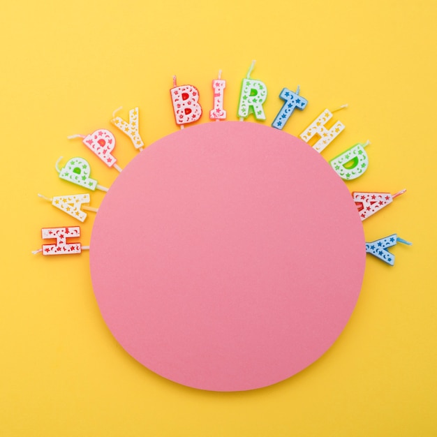 Круг неосвещенных свечей на день рождения с буквами