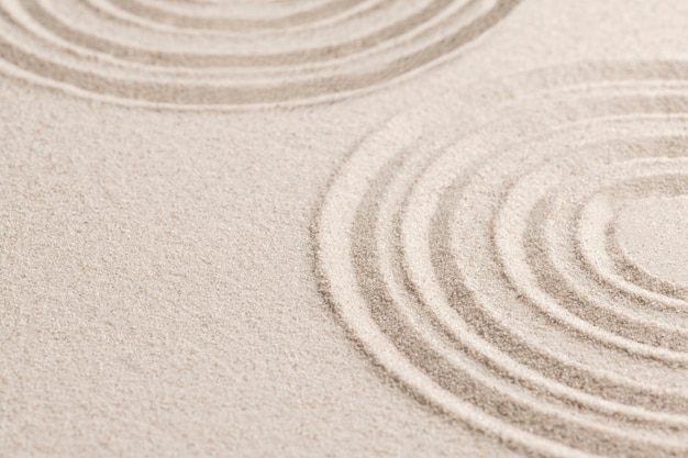 마음챙김 개념의 원형 선 모래 배경
