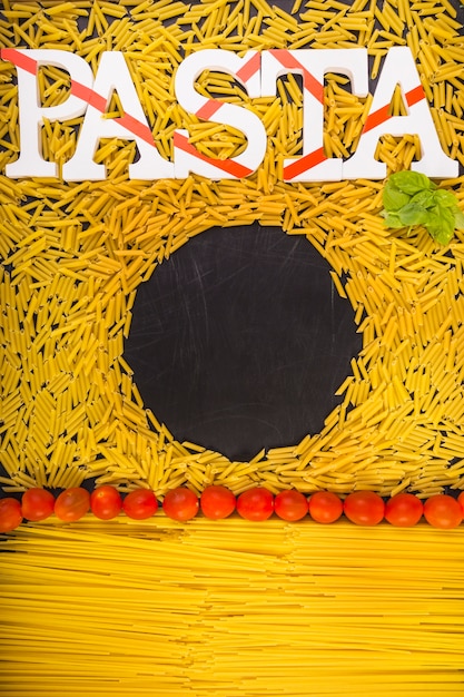 Free photo circular black frame surrounded by pasta