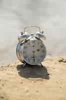 Бесплатное фото Круглые часы на открытом воздухе натюрморт