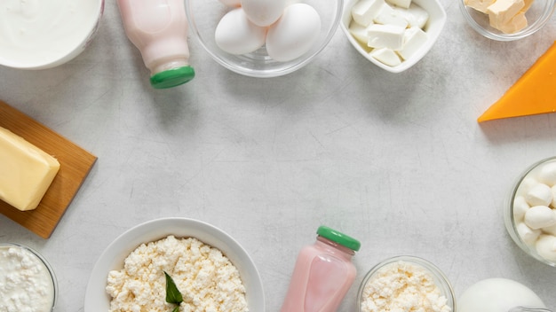 Cornice circolare con prodotti lattiero-caseari