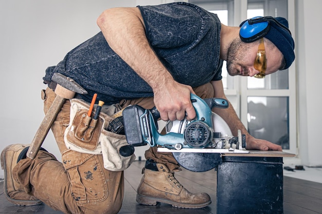 Free photo circular saw carpenter using a circular saw for wood