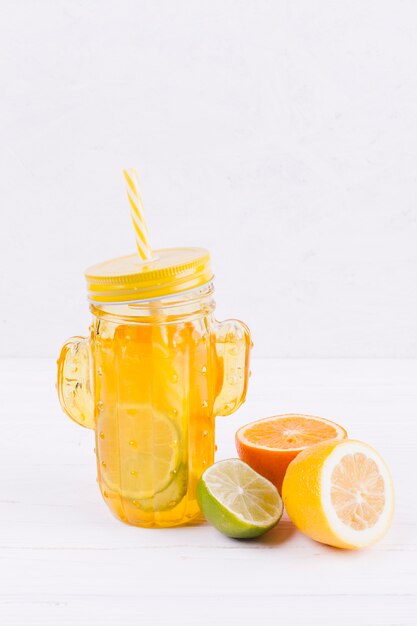 テーブルの上の柑橘系の飲み物