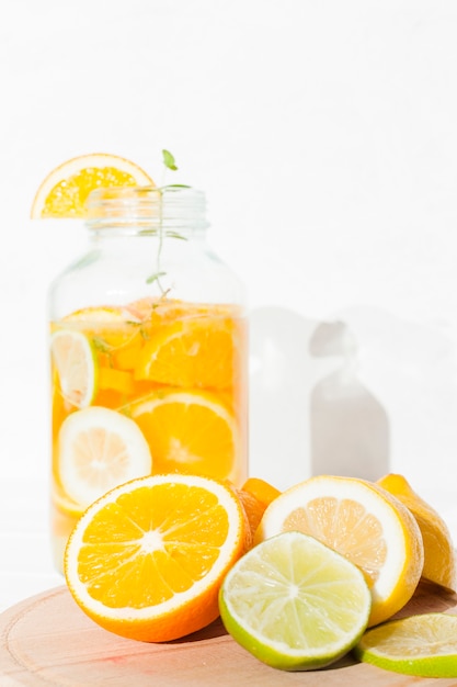無料写真 柑橘系の果物と銀行のレモネード