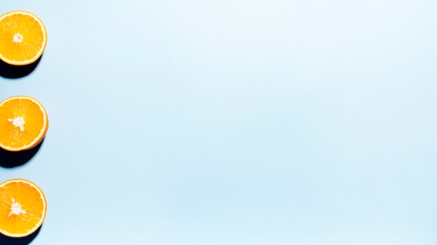Бесплатное фото Цитрусовые половинки на светлом фоне