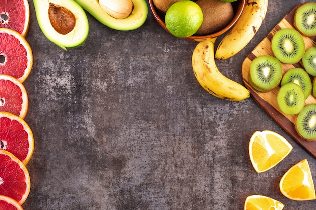 Foto gratuita agrumi e banane del kiwi dell'avocado del pompelmo di vista superiore degli agrumi con lo spazio della copia