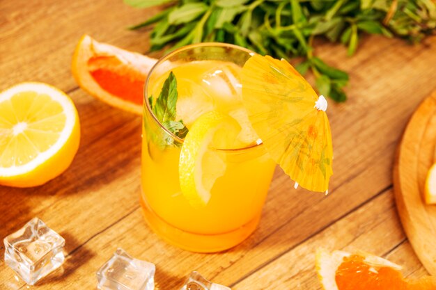 ペパーミントと傘の柑橘系のジュース