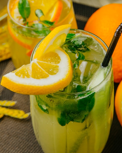 Цитрусовый лимонад, апельсин, лимон, газированная вода, мята, вид сбоку