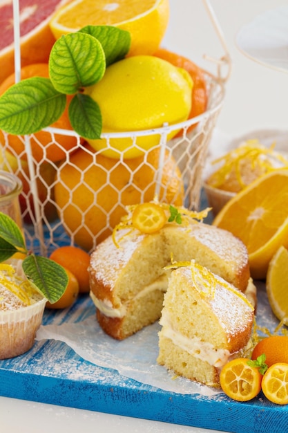 Бесплатное фото Бисквитный торт citrus victoria с лимонным курдом