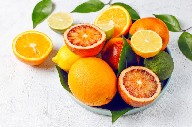 Цитрусовые с ассорти из свежих цитрусовых, лимона, апельсина, лайма, красного апельсина, свежие и красочные, вид сверху