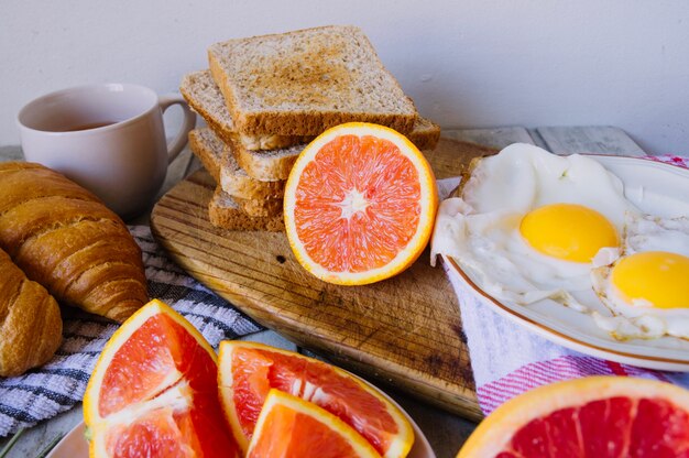 Цитрусовые и яйца на завтрак