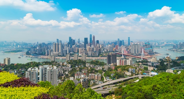 都市の中国建築の風景水の超高層ビル