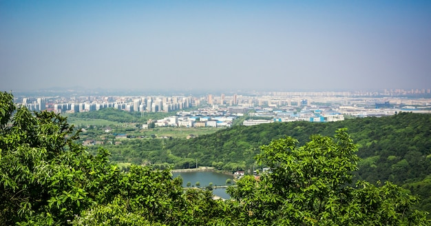 Foto gratuita la città è vicina alla montagna