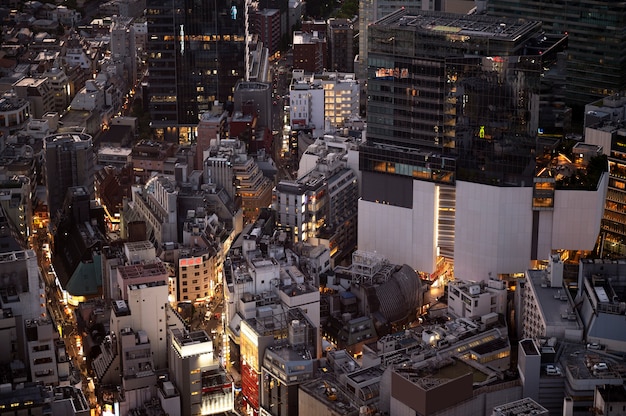 夜間のハイアングルでの都市景観