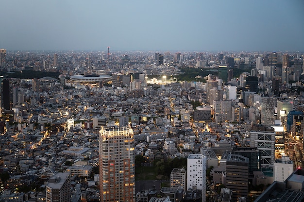 夜間のハイアングルでの都市景観