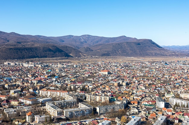 ウクライナの山の中の都市高地の都市の風景