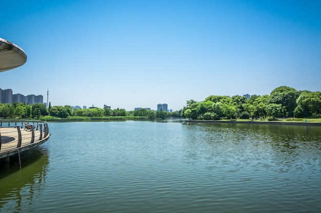 Бесплатное фото Город рядом с озером