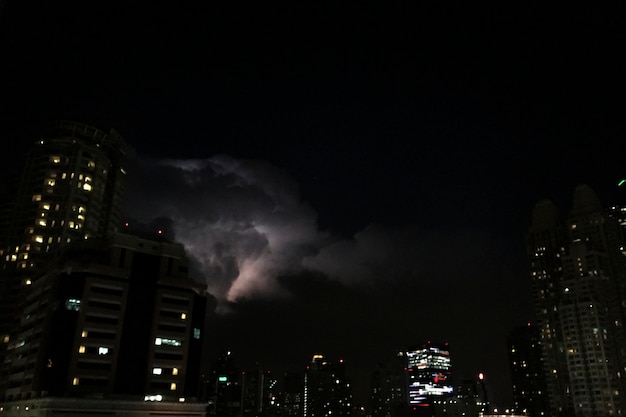 도시 밤 하늘 폭풍우 번개