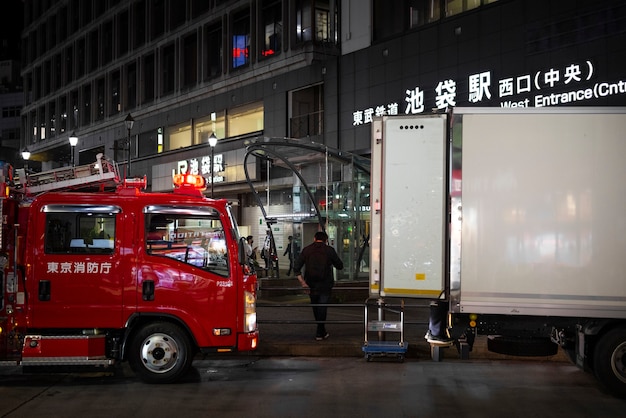 鮮やかなライトが輝く夜の街