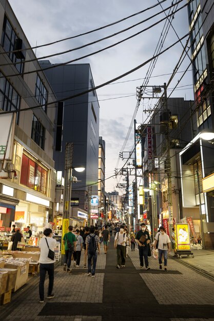 鮮やかなライトが輝く夜の街