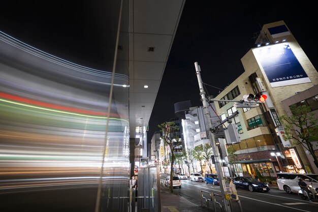 鮮やかなライトが輝く夜の街