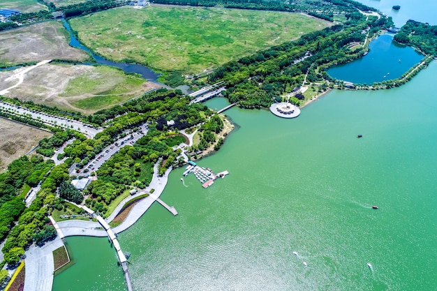 湖がある都市公園