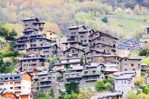 Foto gratuita città alle montagne dei pirenei. andorra la vella