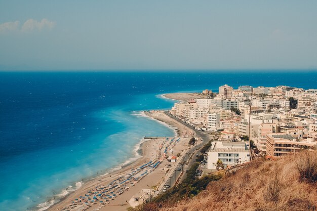 真っ青な海と淡い澄んだ空のあるギリシャのロードス市