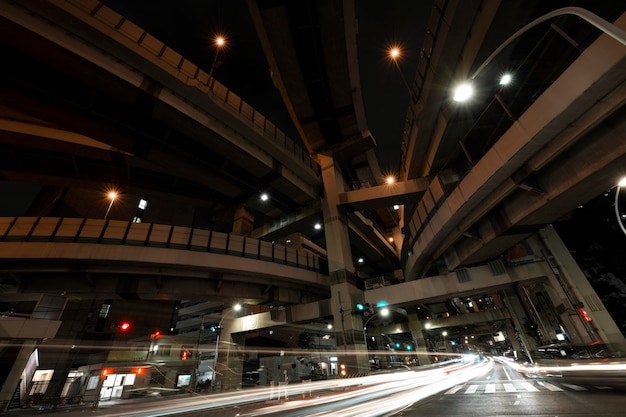 Foto gratuita la città brilla di luce per le strade di notte