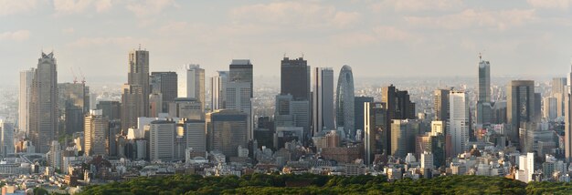 街の通りや高層ビル