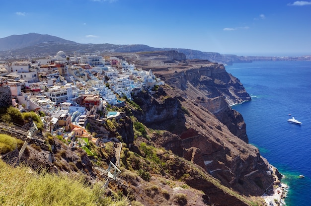 Foto gratuita città vista da una montagna