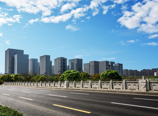 道路からの街の眺め