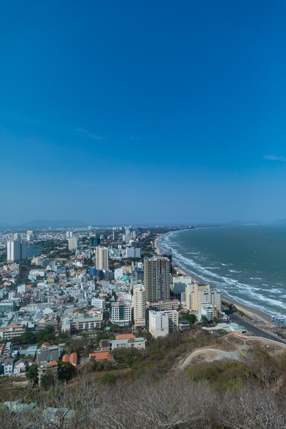 澄んだ青い空の下でベトナムのブンタウ市