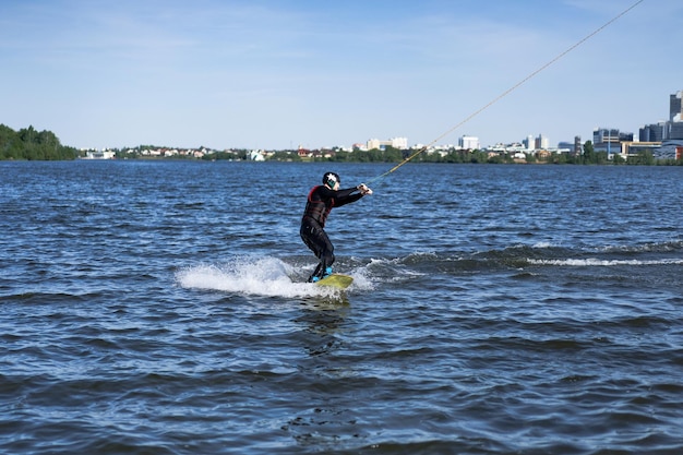 Бесплатное фото Городской вейк-парк мужчина катается на вейк-парке