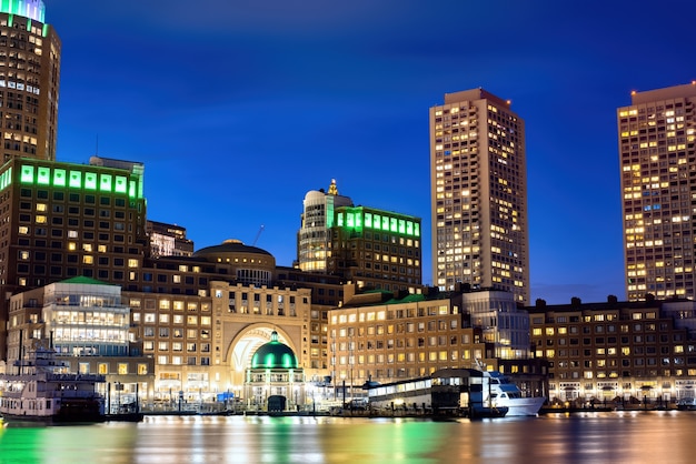 Foto gratuita paesaggio urbano del centro cittadino di boston di notte