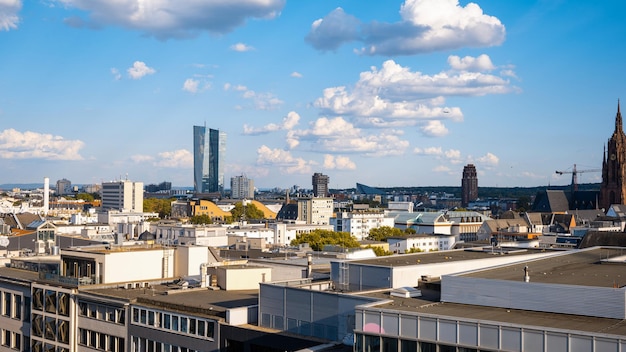 Foto gratuita paesaggio urbano del centro di francoforte in germania