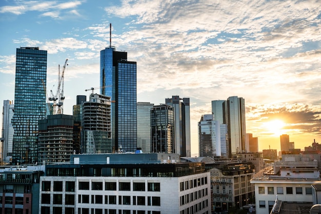 Foto gratuita paesaggio urbano del centro di francoforte al tramonto germania