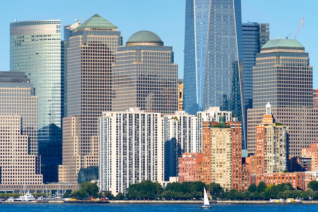 Городской пейзаж Нью-Йорка с острова Свободы США